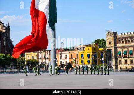 Mexiko-Stadt, Mexiko ; April 26 2020: Flaggenzeremonie auf dem Platz von mexiko-Stadt zócalo, Absenken der Flagge Stockfoto