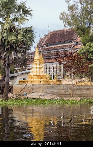 Eine goldene Pagode, oder Stupa, neben einem buddhistischen Tempel im schwimmenden Dorf Kompong Phluk, Tonle SAP See, Kambodscha. Stockfoto