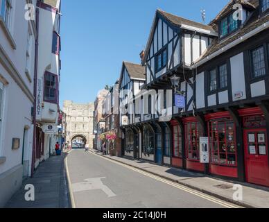 Ein sonniger Sommer Blick auf High Petergate in Richtung Bootham Bar in der Stadt York, North Yorkshire Stockfoto