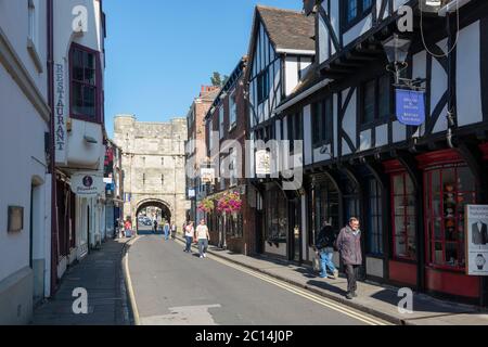 Ein sonniger Sommer Blick auf High Petergate in Richtung Bootham Bar in der Stadt York, North Yorkshire Stockfoto