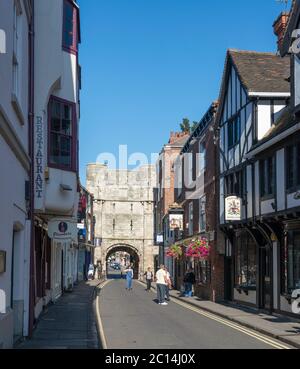 Ein sonniger Sommer Blick auf High Petergate in Richtung Bootham Bar in der Stadt York, North Yorkshire Stockfoto