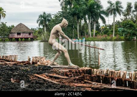 Lebensgroße Skulpturen von Rita Longa im rekonstruierten Taino Village von Guama, Kuba Darstellung des Lebens von dieser indigenen Stamm Stockfoto