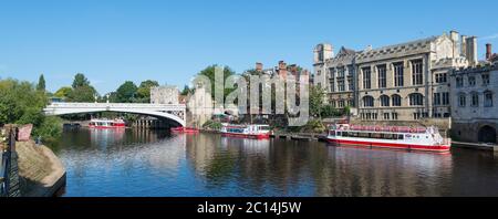 Der Fluss Ouse guildhall und Lendal Bridge in der Stadt York, North Yorkshire Stockfoto