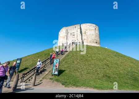 Clifford's Tower, das historische normannische Schloss im Zentrum von York, North Yorkshire Stockfoto