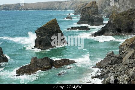 Steigende Flut bei Bedruthan Steps, Cornwall. Stockfoto