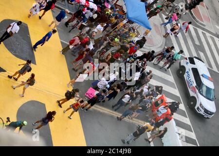 13. Juni 2020, Washington D.C, District of Columbia, USA: Aufnahme der Black Lives Matter Street aus dem siebten Stock des St. Regis Hotels. Am Samstag, den 13. Juni, gab es in der letzten Woche die größten Menschenmengen von Protestierenden der Black Lives Matter. Tausende versammelten sich den ganzen Tag und Abend, um gegen Polizeigewalt zu protestieren und die afroamerikanische Kultur, Befreiung und Gleichheit auf dem Black Lives Matter Plaza zu feiern, der ehemals als 16th und H Street bekannt war, der Straße, die zum Weißen Haus führt. Die LGBT/Trans-Community war gut vertreten. Die Stimmung ist nun überschwänglicher, hoffnungsvoller und festlicher als in der Vergangenheit Stockfoto