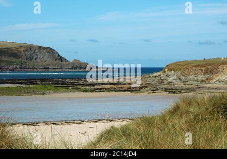 Daymer Bay, Camel Estuary, Trebetherick. North Cornwall, England. September. In der Nähe des Golfplatzes. Blick über Stepper Point zum Daymark Tower Stockfoto