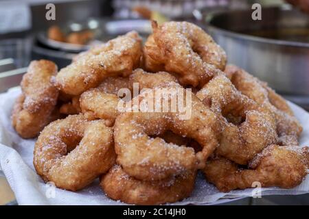 Frisch gebratene Sfenj einen maghrebinischen Donut: ein Licht, schwammig Ring der Teig in Öl gebacken. Sfenj ist normal gegessen, bestreut mit Zucker, oder getränkt in Honig. Stockfoto