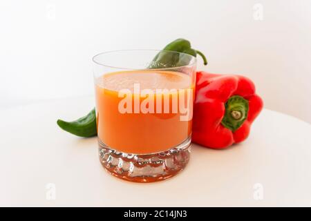 Gazpacho isoliert auf weißem Hintergrund mit Paprika Stockfoto