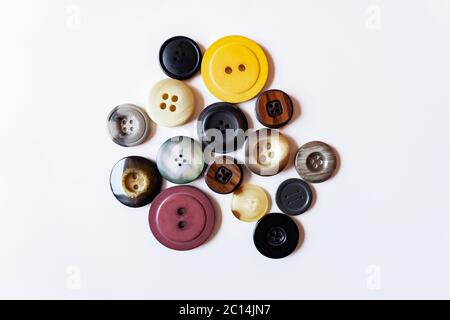 Bekleidungsknöpfe auf weißem Hintergrund isoliert Stockfoto