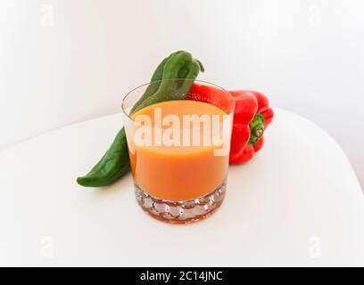 andalusischen Gazpacho isoliert auf weißem Hintergrund Stockfoto