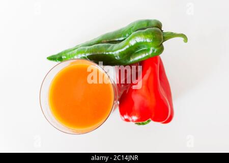andalusischen Gazpacho isoliert auf weißem Hintergrund Stockfoto