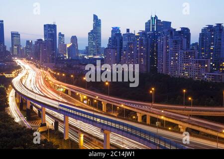 Besetzt erhöhte Straße in der modernen Stadt bei Nacht Stockfoto