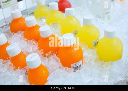 Eisflasche Getränk im Supermarkt Stockfoto