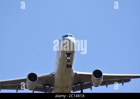 Ein Flugzeug am Himmel, Bristol International Airport, Großbritannien. Am 26. Juli 2018 Stockfoto