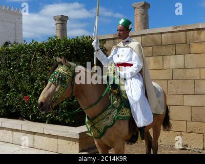 Königliche Garde zu Pferd im Mausoleum von Mohammed V., Königspalast, Rabat, Marokko Stockfoto