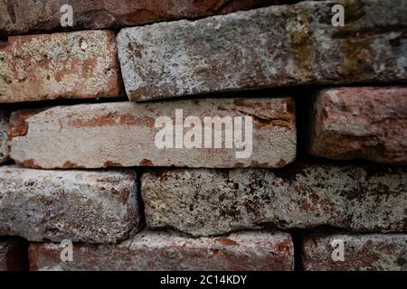Muster der dekorativen Natursteinwand mit Steinen in mehreren Farben, rot, alte Farbe mit modernen Stil aus Stein, rot, gelber Stein zu Licht Stockfoto