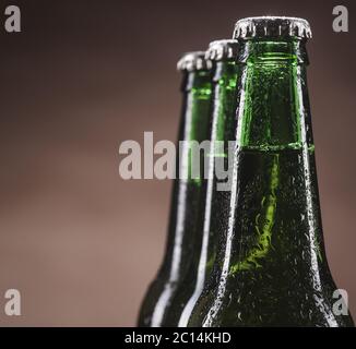 Glasflaschen Bier auf braunem Hintergrund Stockfoto