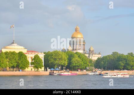 Blick auf die Isaakskathedrale und den Fluss Neva. Stockfoto