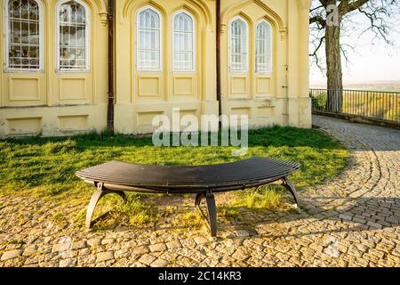 Bibliothek in Melnik mit wunderschönen Sonnenuntergängen. Historisches Gebäude mit einer gelben Mauer. Stadtbild der historischen Stadt Melnik 30 km nördlich von Prag, Stockfoto
