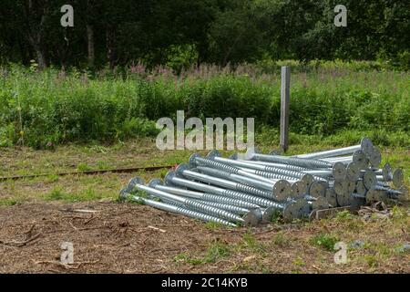 Eisen-Pfähle für den Bau der Stiftung eines Hauses in der Natur. Stockfoto