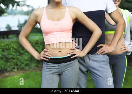 Junge Freunde trainieren und dehnen Muskeln vor der sportlichen Aktivität Stockfoto