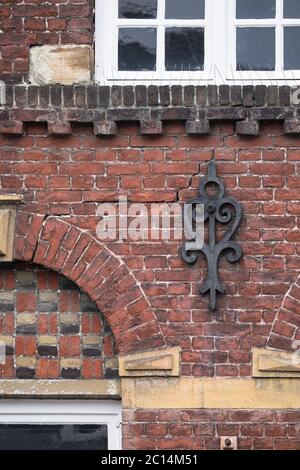 Dekorative Anker oder Bodenplatten auf Ziegelwand des historischen Gebäudes an Außenwänden von gemauerten Gebäuden, für strukturelle Verstärkung Stockfoto