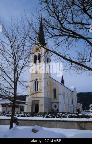 Römisch-katholische Pfarrkirche in Riezlern, Vorarlberg in Österreich im Winter Landschaft mit Schnee Stockfoto