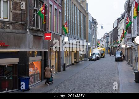 Blick auf die Grote Straat mit beleuchteten Geschäften und Einkaufsbummel am Ende des Nachmittags im Winter Stockfoto