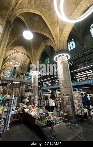 Innenansicht der Dominikanerkirche, die in eine Buchhandlung mit Restaurant, Kunden, Decken und Säulen der Kirche in Maastricht, Niederlande, umgewandelt wurde Stockfoto