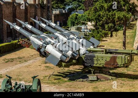 Belgrad / Serbien - 30. Juli 2017: Batterie der jugoslawischen Version des sowjetischen S-125 Neva-Raketensystems, das F-117A während des NATO-Bombenanschlags auf Yu abschoss Stockfoto