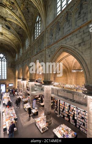 Innenansicht der Dominikanerkirche, die in eine Buchhandlung mit Restaurant, Kunden, Decken und Säulen der Kirche in Maastricht, Niederlande, umgewandelt wurde Stockfoto