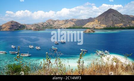 Panoramablick vom Hügel auf Kelor auf Flores und das Meer - Komodo-Inseln Stockfoto