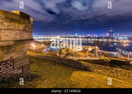 Belgrad / Serbien - 4. Februar 2017: Blick von der Belgrader Festung auf der Gemeinde Neu-Belgrad über den Fluss Sava, nachts, in Belgrad, S Stockfoto