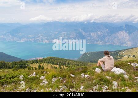 Wanderer genießen die Aussicht vom Monte Baldo auf Gardasee, Malcesine, Gardasee, Italien Stockfoto