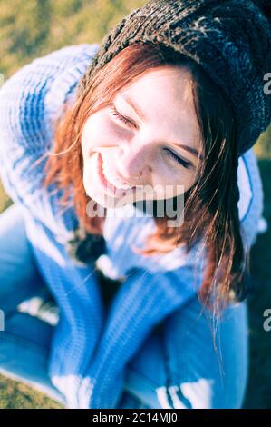 Junge 25-jährige Frau genießt sich allein im Park Stockfoto