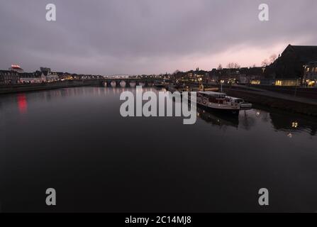 Skyline von Maastricht bei Nacht mit der mittelalterlichen St. Servatius Brücke über die Maas. Erbaut von 1280 - 1298, Maastricht, Niederlande Stockfoto