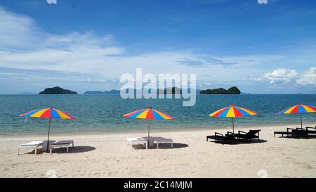 Bunte Sonnenschirme an einem Traumstrand von Langkawi, Malaysia Stockfoto