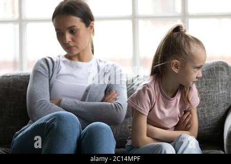 Beleidigt kleine Tochter und Mutter ignorieren einander nach Streit Stockfoto