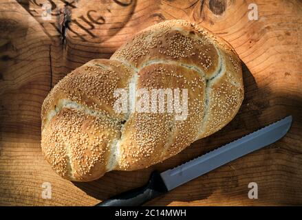 Köstliche frisch gebackene Brot mit Saatkornbrot Blick von oben Stockfoto