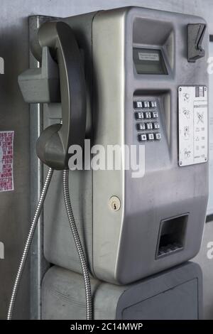 Altes öffentliches Telefon nur für Münzen Stockfoto