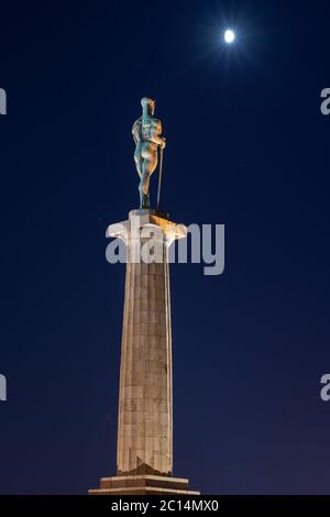 Nachtansicht des Victor-Denkmals, das vom Mondlicht, einem der Symbole von Belgrad Serbien, bei der Belgrader Festung Kalemegdan erleuchtet wird Stockfoto