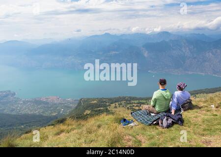 Wanderer genießen den Blick vom Monte Baldo auf Gardasee, Malcesine, Gardasee, Italien Stockfoto