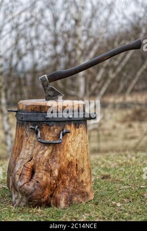 Hackblock zum Spalten von Holz mit Axt Stockfoto