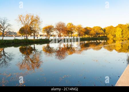 Charles River und Stadt hinter Storrow Lagune spiegelt Herbsttöne von Bäumen in Muschel Lagune Wasser mit Stadtgebäuden im Blick. Stockfoto