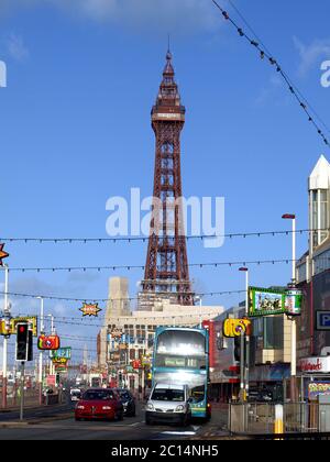 Blackpool, Lancashire, Großbritannien. 03. November 2009. Im November wurde das Meer und der Turm in Blackpool in Lancashire, Großbritannien, vor blauem Himmel umrahmt. Stockfoto