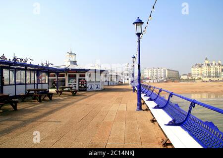 Eastbourne, East Sussex, Großbritannien. März 17, 2015. Blick zurück entlang der Pier in Richtung der Küste bei Eastbourne, Sussex, Großbritannien. Stockfoto