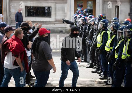 Whitehall, London, Großbritannien. Juni 2020. Tausende von Demokratischen Fußballligen Allianz, EDL-Demonstranten und rechtsextreme Gruppen versammeln sich in Whitehall, um zu demonstrieren Stockfoto