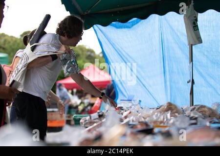 London, Großbritannien. Juni 2020. Stallholders haben sich in Chiswick bei der Rückkehr des Sonntagsmarktes einfinden lassen. Der Erlös aus dem ersten Monat wird dem Frühstücksclub der Chiswick School gespendet. Kredit: Liam Asman/Alamy Live Nachrichten Stockfoto