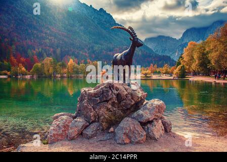 Jasna See mit dem Denkmal der Bergziege - Gämse Zlatorog vor. Nationalpark Triglav, Slowenien Stockfoto